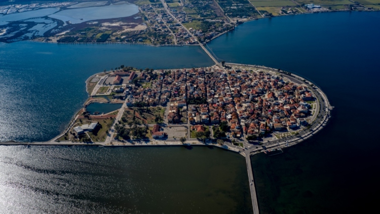 Η «μικρή Βενετία» της Ελλάδας με τα πέτρινα τοξωτά γεφύρια και τη μεγάλη ναυτική ιστορία