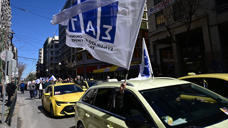 Χωρίς ταξί για τρίτη ημέρα η Αττική, πορεία προς το Μέγαρο Μαξίμου - Κίνηση σε Πατησίων και Σταδίου
