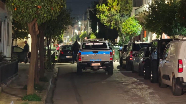 Έκρηξη στον Κορυδαλλό: Ζημιές σε έξι ΙΧ και σε κατοικία από χειροβομβίδα αμυντικού τύπου
