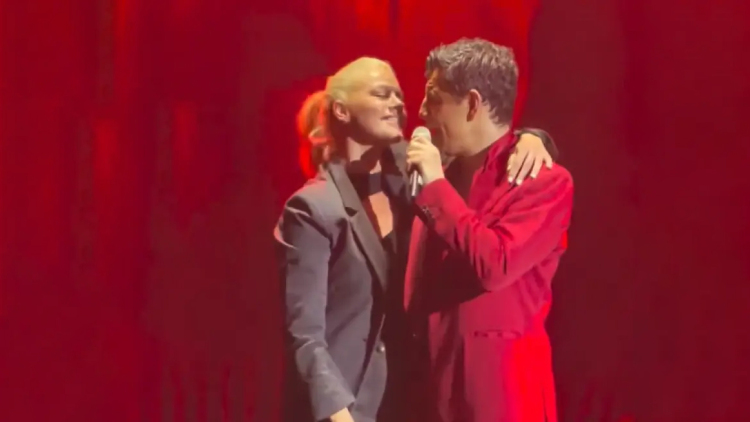 Ο Σάκης Ρουβάς ανέβασε στη σκηνή τη Ζέτα Μακρυπούλια: Το «αχ» που είπε σωστά και το τραγούδι που ερμήνευσαν, δείτε βίντεο