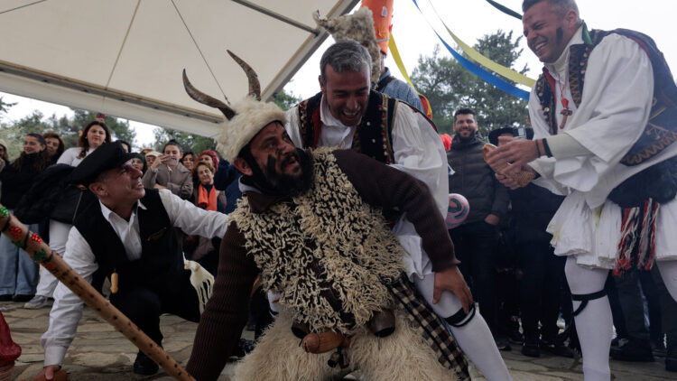 Μπουρανί: Το διονυσιακό καρναβάλι του Τυρνάβου μέσα από 20 φωτογραφίες