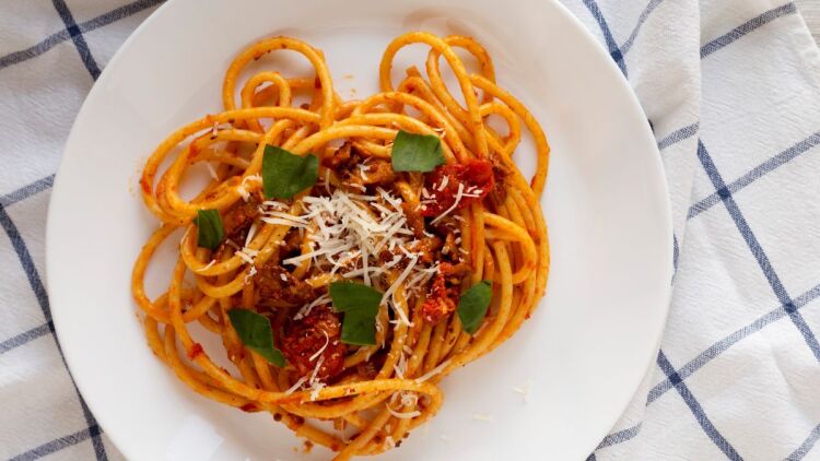 Γεύσεις που θυμόμαστε πάντα: λεμονάτο με πατάτες τηγανιτές, πίτσα ταψιού και σπαγγέτι αματριτσιάνα