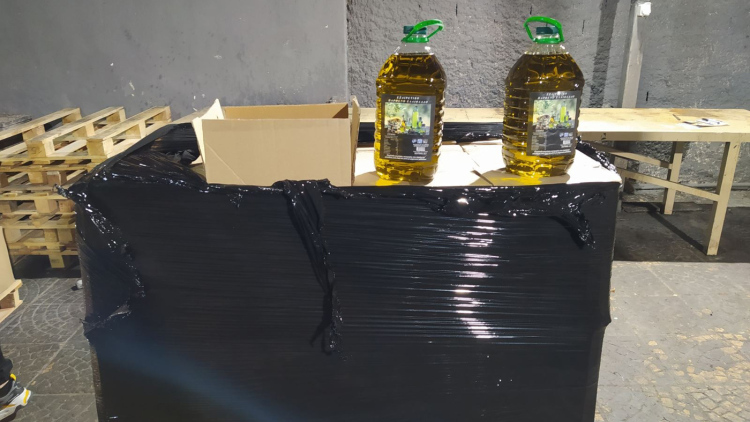 Σπείρα νόθευε ηλιέλαιο και το πουλούσε ως «εξαιρετικά παρθένο», τρεις συλλήψεις και διαφυγόντες φόροι 440.000€