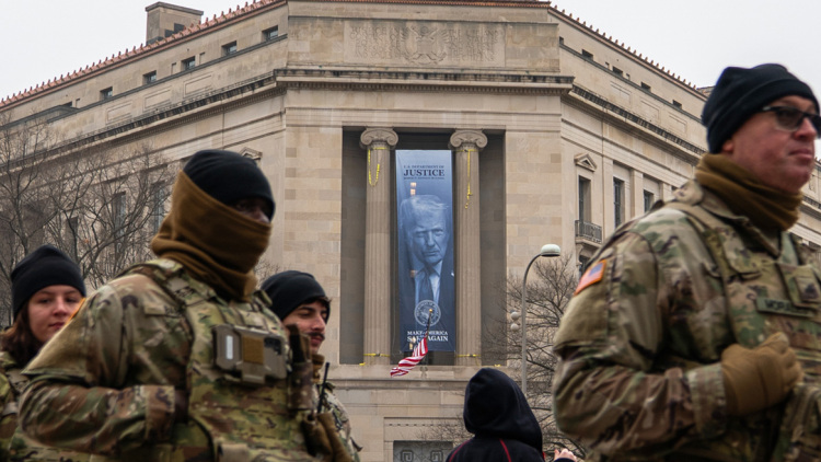 Τεράστιο πανό με τη μορφή του Τραμπ αναρτήθηκε στην πρόσοψη του υπουργείου Δικαιοσύνης των ΗΠΑ