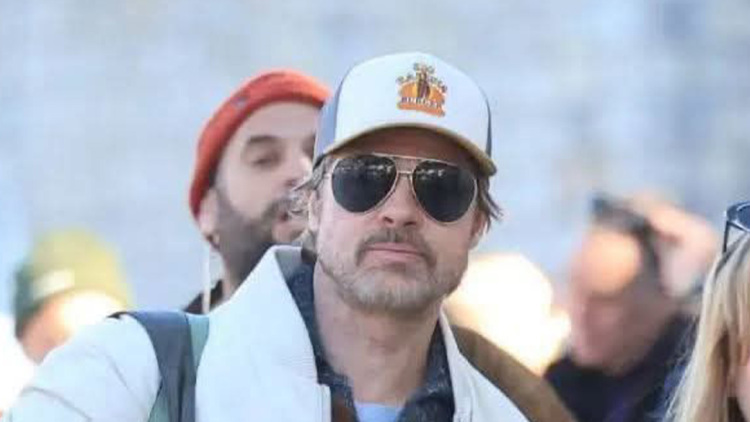 Έφτασε στην Ύδρα ο Μπραντ Πιτ για τα γυρίσματα της ταινίας του, δείτε φωτογραφίες από τα σκηνικά που έχουν στηθεί στο νησί