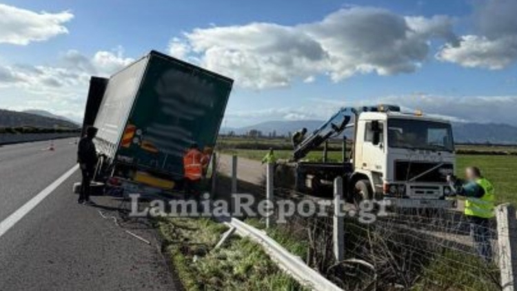 Εκτροπή έμφορτης νταλίκας στην εθνική οδό Αθηνών - Λαμίας στο ύψος του Κάστρου Βοιωτίας