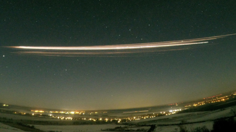 Έρευνα αποκαλύπτει πώς η επανείσοδος πυραύλου συνδέεται με νέφος ρύπανσης στην ατμόσφαιρα