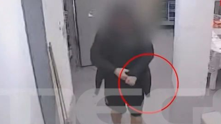 Ο Βούλγαρος δολοφόνος κάνει βόλτες μαζί με τον αρχιφύλακα λίγο πριν σκοτώσει τον ισοβίτη στις φυλακές Δομοκού: Δείτε βίντεο ντοκουμέντο 