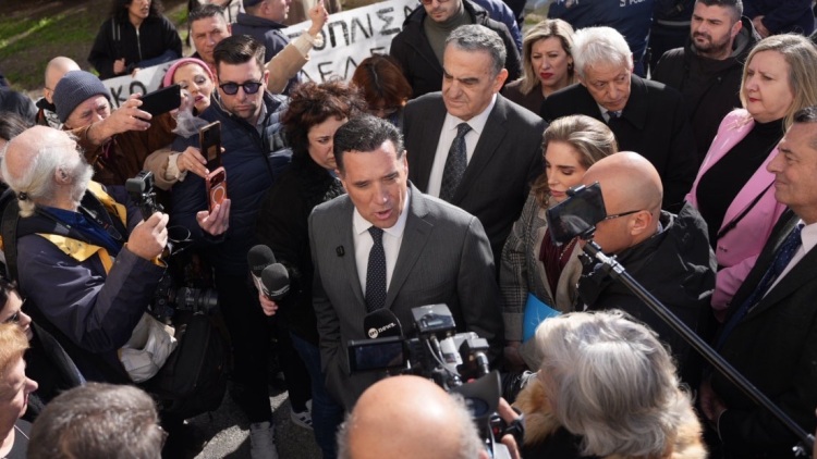 Ο διάλογος του Γεωργιάδη με εργαζομένους που διαδήλωναν στο νοσοκομείο Μυτιλήνης: Παραλαμβάνουμε ένα κτήριο που μέχρι πριν δύο χρόνια ήταν χρέπι