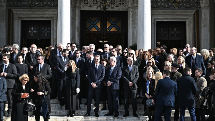 Το τελευταίο αντίο στην Ελένη Γλύκατζη-Αρβελέρ: Χειροκροτήματα στη Μητρόπολη Αθηνών μετά την εξόδιο ακολουθία, στον Βύρωνα η ταφή της