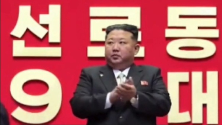 Ύμνοι του Κιμ Γιόνγκ Ουν για τις «μεγάλες επιτυχίες» της Βόρειας Κορέας μπροστά σε 5.000 συνέδρους 