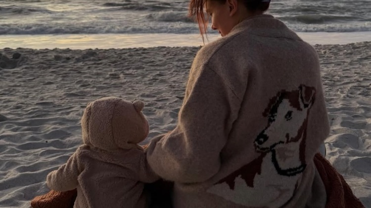 Millie Bobby Brown: Το μήνυμά της για τα 22α γενέθλιά της και η σπάνια φωτογραφία με την κόρη της
