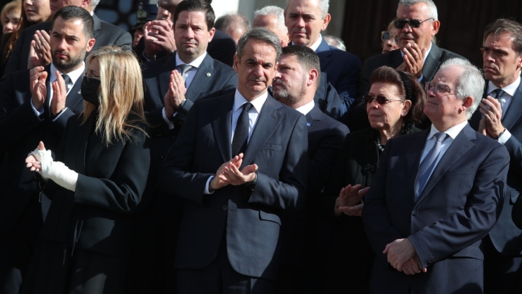 «Όταν κυβερνούν ανίκανοι, ένοχοι είναι οι ικανοί»: Τι έγραφε το χειρόγραφο μήνυμα που έδωσε η Αρβελέρ στον Μητσοτάκη το 2015