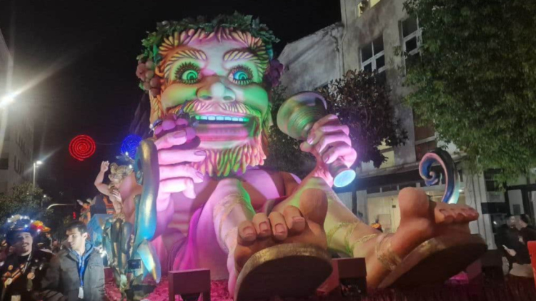 Φωτισμένα τα άρματα του Πατρινού Καρναβαλιού 2026, δείτε βίντεο και φωτογραφίες 
