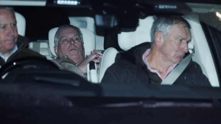 «Τώρα ιδρώνει», «πτώση»: Πώς σχολιάζει ο βρετανικός Τύπος σύλληψη του έκπτωτου πρίγκιπα Άντριου