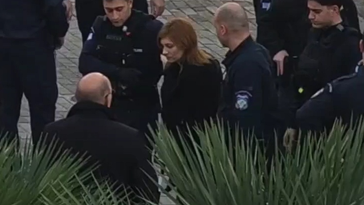 Ρούλα Πισπιρίγκου: Υποβασταζόμενη και με μπαστούνι στο Εφετείο, δείτε βίντεο