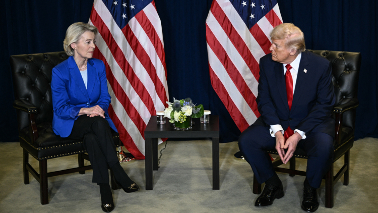 Politico: Ο Τραμπ απειλεί με αντίποινα την Ευρώπη αν δεν αγοράζει και αμερικανικά όπλα