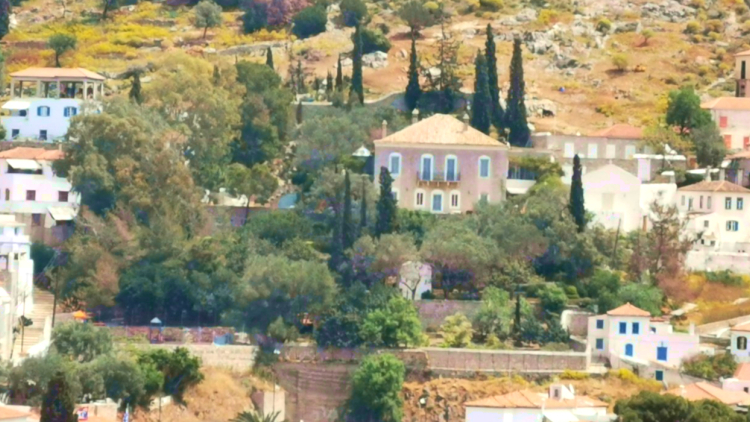 Η βίλα που μένει ο Μπραντ Πιτ στην Ύδρα: Ήταν του Κώστα Μπουτάρη, βγήκε σε πλειστηριασμό, ανήκει στον Στίβεν Κόλμπερτ