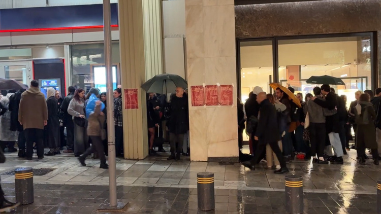 Ξανά στους δρόμους οι ηθοποιοί παρά τη βροχή, τι ζητούν με την απεργία τους 