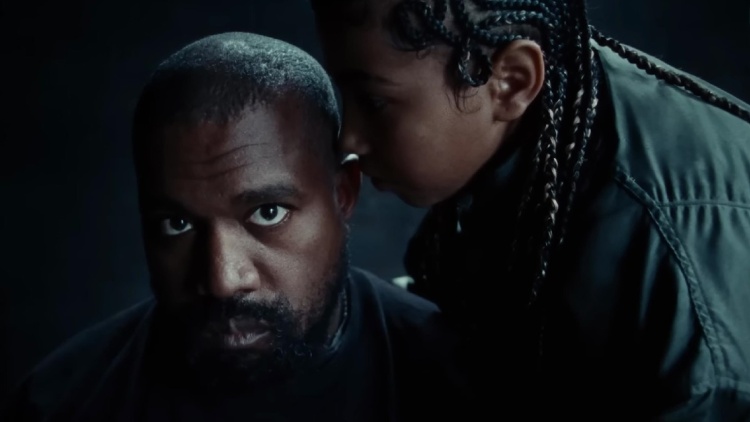 «Τη βάζει στο προσκήνιο για να δείχνει ξανά ανθρώπινος»: Αντιδράσεις για την εμφάνιση του Κάνιε Γουέστ με τη 12χρονη κόρη του