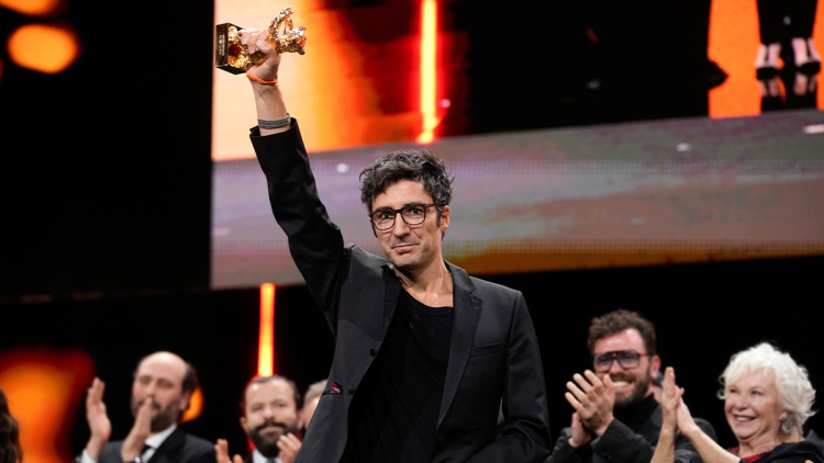 Χρυσή Άρκτος στο φεστιβάλ Βερολίνου στα Κίτρινα Γράμματα του Ιλκέρ Τσατάκ