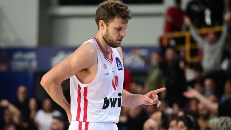 Αγωνία στον Ολυμπιακό: Αποχώρησε στο 29' ο Βεζένκοβ με πρόβλημα στη μέση