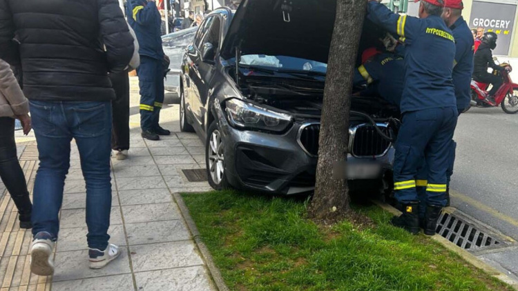 Τροχαίο στο κέντρο του Αγρινίου, αυτοκίνητο προσέκρουσε σε τρία οχήματα και καρφώθηκε σε δέντρο