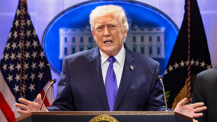 Ο Τραμπ αυξάνει στο 15% τους δασμούς σε όλες τις εισαγωγές παγκοσμίως