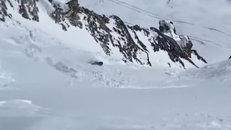 Η στιγμή που Βρετανός σκιέρ παρασύρεται από τεράστια χιονοστιβάδα στη Γαλλία, πώς τον έσωσαν οι φίλοι του