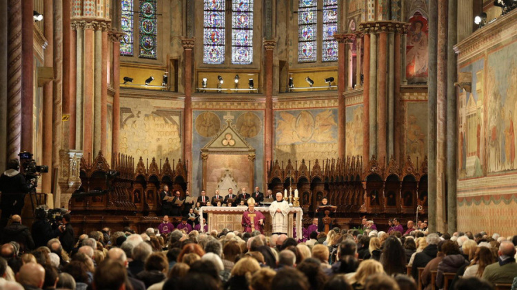 Ιταλία: Σε δημόσιο προσκύνημα τέθηκε για πρώτη φορά το σκήνωμα του Αγίου Φραγκίσκου της Ασίζης, δείτε φωτογραφίες