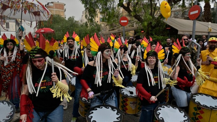 Η Αθήνα κορυφώνει τις αποκριάτικες εκδηλώσεις της: Παρέλαση, μουσική και ξεφάντωμα σε Σύνταγμα, Ερμού και Κοτζιά