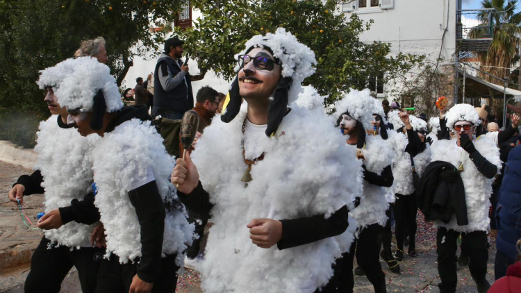 Γέμισε καρναβαλιστές η Ύδρα: Χορός και παιχνίδι στα σοκάκια του νησιού, διακόπηκαν λόγω πολυκοσμίας τα γυρίσματα της ταινίας του Μπραντ Πιτ, βίντεο