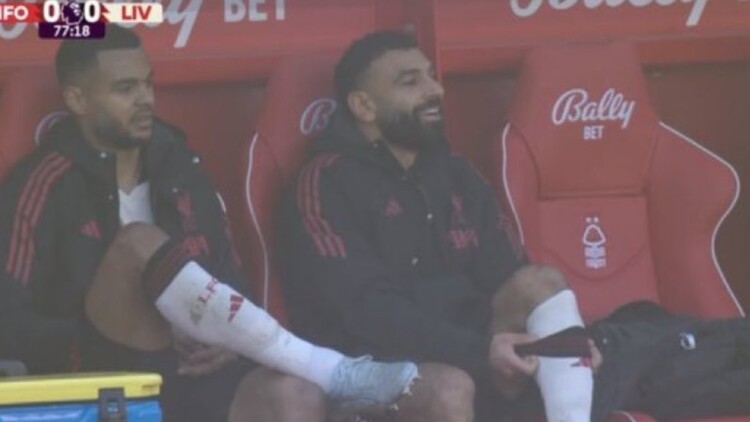 Νέα προβλήματα στη Λίβερπουλ με Σαλάχ: Δεν έδωσε το χέρι στον Σλοτ όταν βγήκε αλλαγή, γελούσε ειρωνικά στον πάγκο, βίντεο 