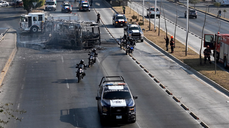 Χάος στο Μεξικό μετά την εξόντωση του βαρόνου των ναρκωτικών «Ελ Μέντσο»: Επιθέσεις σε αεροδρόμια, φωτιές και οδοφράγματα από το καρτέλ του, βίντεο