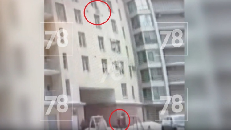 Άνδρας έσωσε παιδί που έπεφτε από τον 7ο όροφο πολυκατοικίας στην Αγία Πετρούπολη, δείτε βίντεο 