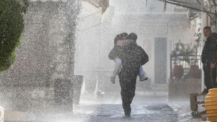 Πώς θα «βρέξει» στην Υδρα για τον Μπραντ Πιτ: Οι πρόβες για την τεχνητή καταιγίδα στα γυρίσματα, δείτε βίντεο