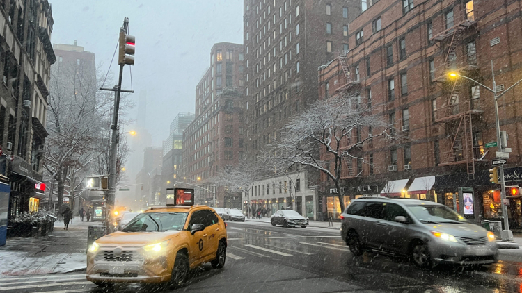 Λευκός «εφιάλτης» στη Νέα Υόρκη και προειδοποιήσεις για χιονοθύελλα: Ακυρώσεις πτήσεων και συστάσεις για περιορισμό των μετακινήσεων, δείτε βίντεο