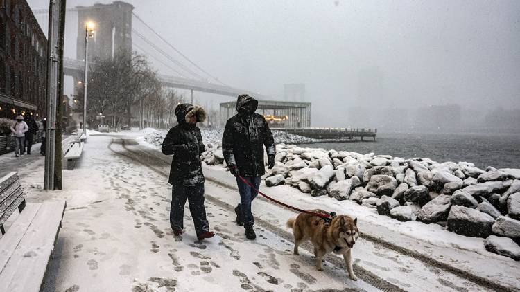 Λευκός «εφιάλτης» στη Νέα Υόρκη και προειδοποιήσεις για χιονοθύελλα: Ακυρώσεις πτήσεων και συστάσεις για περιορισμό των μετακινήσεων, δείτε βίντεο