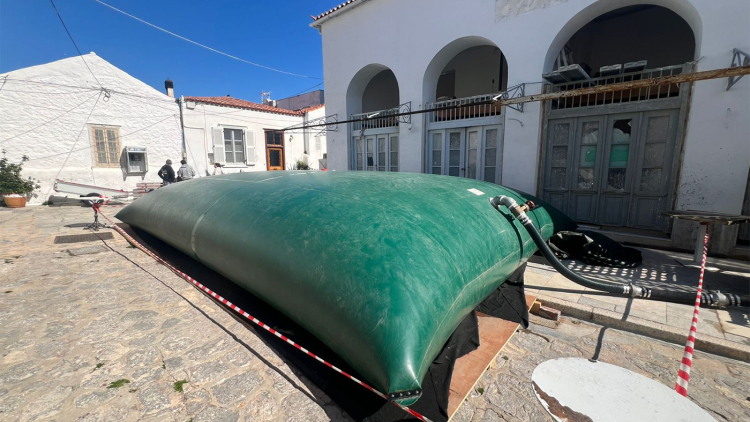 Πώς θα «βρέξει» στην Υδρα για τον Μπραντ Πιτ: Οι πρόβες για την τεχνητή καταιγίδα στα γυρίσματα, δείτε βίντεο