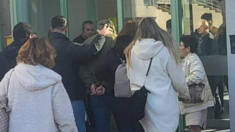 Προθεσμία να απολογηθεί πήρε ο 46χρονος που πυροβόλησε τέσσερις ανήλικους στο Αίγιο: Προσπάθησαν να του επιτεθούν έξω από τα δικαστήρια