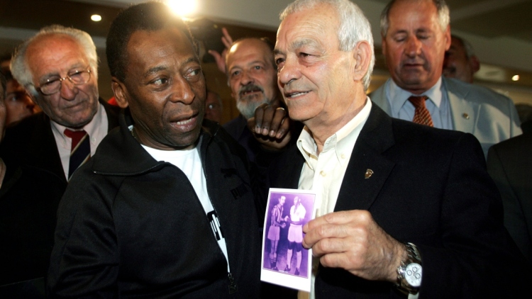 Πένθος στον Ολυμπιακό: Έφυγε από τη ζωή ο Σωτήρης Γκαβέζος σε ηλικία 89 ετών