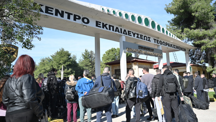 Πρεμιέρα για την νέα στρατιωτική θητεία: Δείτε φωτογραφίες και βίντεο από την κατάταξη της πρώτης ΕΣΣΟ της νέας εποχής