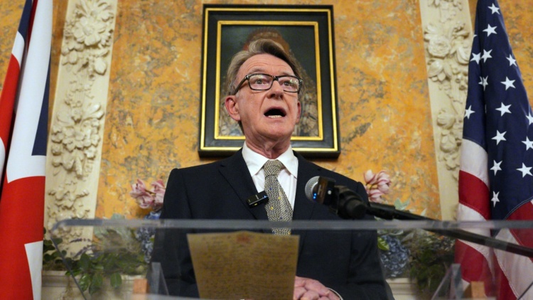 Ελεύθερος με εγγύηση ο πρώην πρεσβευτής Πίτερ Μάντελσον μετά τη σύλληψή του στο Λονδίνο για την υπόθεση Επστάιν