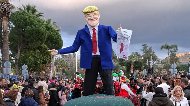 Ναύπλιο: Έκαψαν ομοίωμα του Τραμπ στο καρναβάλι