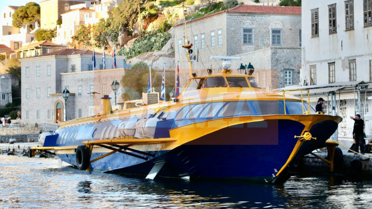 Ταξίδι στον χρόνο με ένα «ιπτάμενο δελφίνι» από τα παλιά στα γυρίσματα της ταινίας με τον Μπραντ Πιτ στην Ύδρα: Δείτε βίντεο