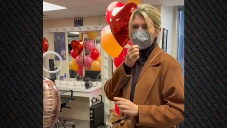 Με μπαλόνια και λουλούδια υποδέχτηκαν τη Σία Κοσιώνη οι συνεργάτες της, το μήνυμά της πριν επιστρέψει στο κεντρικό δελτίο ειδήσεων