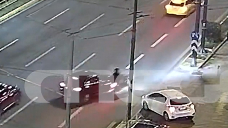 Χωρίς αισθήσεις οδηγός μηχανής μετά από σύγκρουση με αυτοκίνητο στη Συγγρού, βίντεο