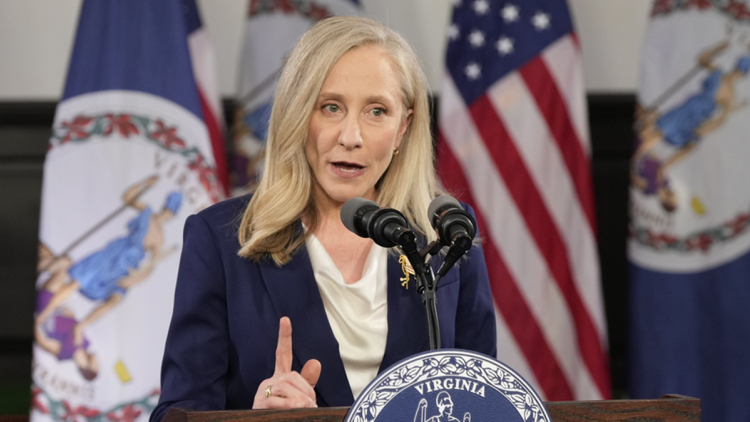 Άμπιγκεϊλ Σπάνμπεργκερ: Η πρώην πράκτορας της CIA που επέλεξαν οι Δημοκρατικοί για να απαντήσει στην ομιλία Τραμπ