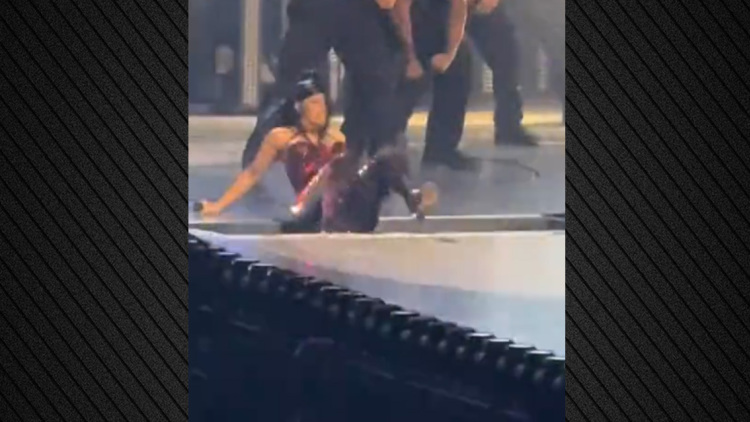 Απρόοπτο ξανά για την Cardi B: Άνοιξε καταπακτή και έπεσε στη σκηνή, δείτε βίντεο