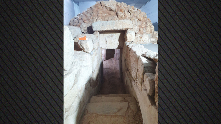 Ελληνιστικό ταφικό μνημείο σε πιλοτή πολυκατοικίας στην καρδιά της Δράμας